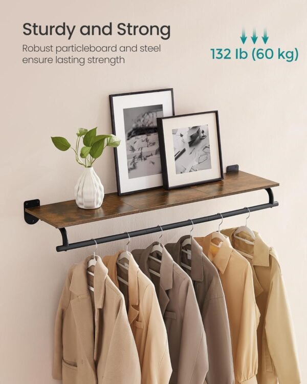 Sieninė drabužių kabykla su lentyna ir drabužių skersiniu, 109 cm – SONGMICS