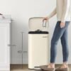 Metalinė šiukšliadėžė su pedalu ir Soft-Close dangčiu, 30 l, smėlio spalvos – SONGMICS