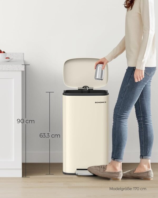 Metalinė šiukšliadėžė su pedalu ir Soft-Close dangčiu, 30 l, smėlio spalvos – SONGMICS