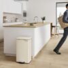 PAŽEISTA PREKĖ. Metalinė šiukšliadėžė su pedalu ir Soft-Close, 40 l, smėlio spalvos – SONGMICS