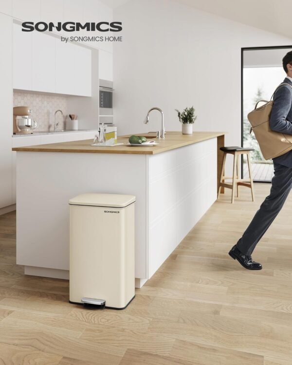 PAŽEISTA PREKĖ. Metalinė šiukšliadėžė su pedalu ir Soft-Close, 40 l, smėlio spalvos – SONGMICS