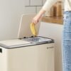 Dviguba šiukšliadėžė rūšiavimui 2 × 30 l su pedalais, kreminė – SONGMICS
